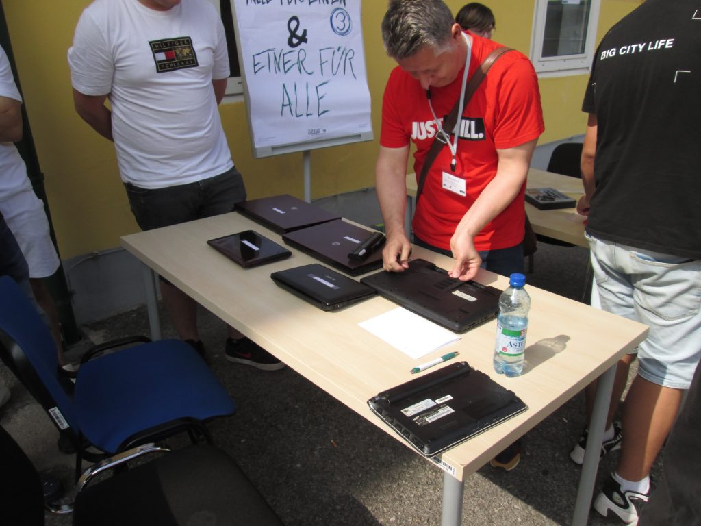 Open House im JBZ Wiener Neustadt: Laptops zerlegen