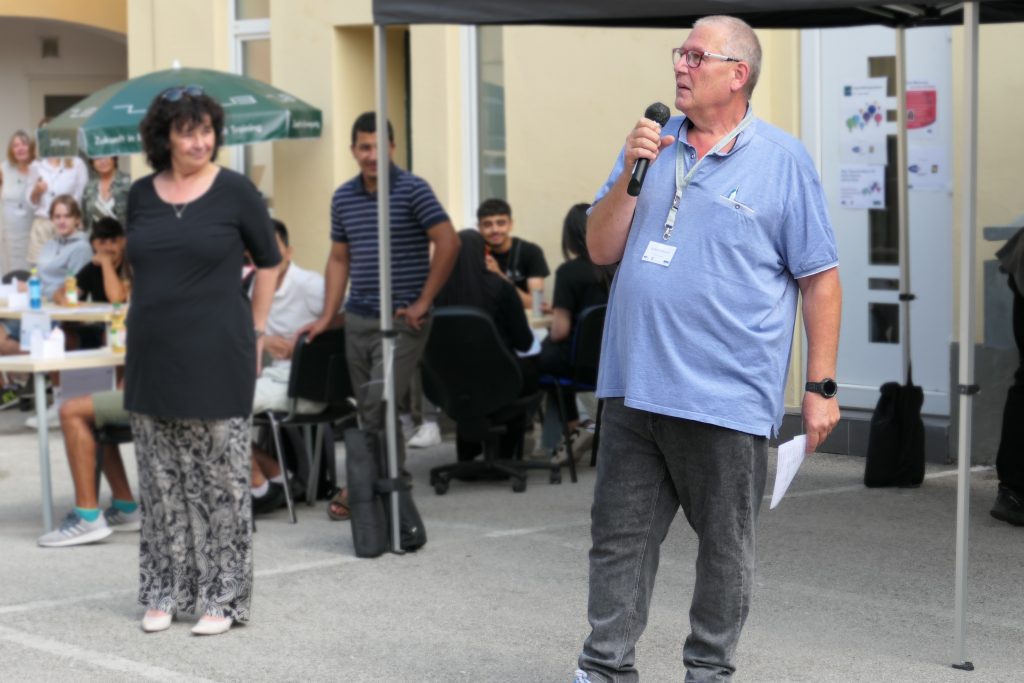 Open House im JBZ Wiener Neustadt: Projektleiter Robert Arbesser bei der Begrüßung