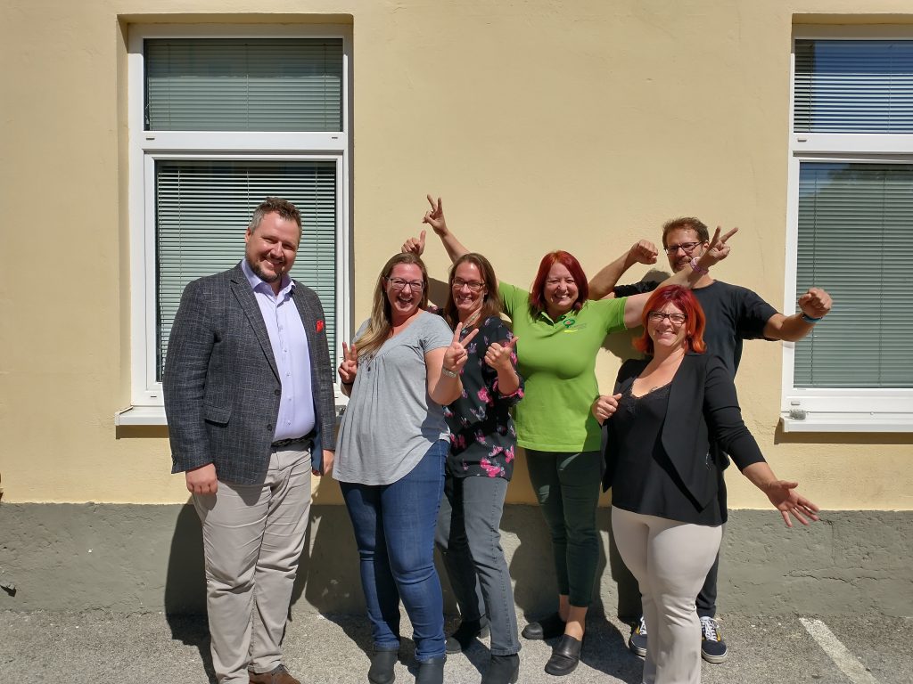 Kandidat_innen nach der bestanden SystemCert Prüfung